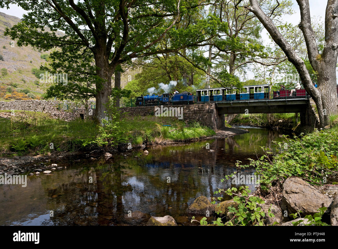 Die Passagiere auf den Ravenglass und Eskdale Schmalspur Dampfeisenbahn an Dalegarth. Stockfoto