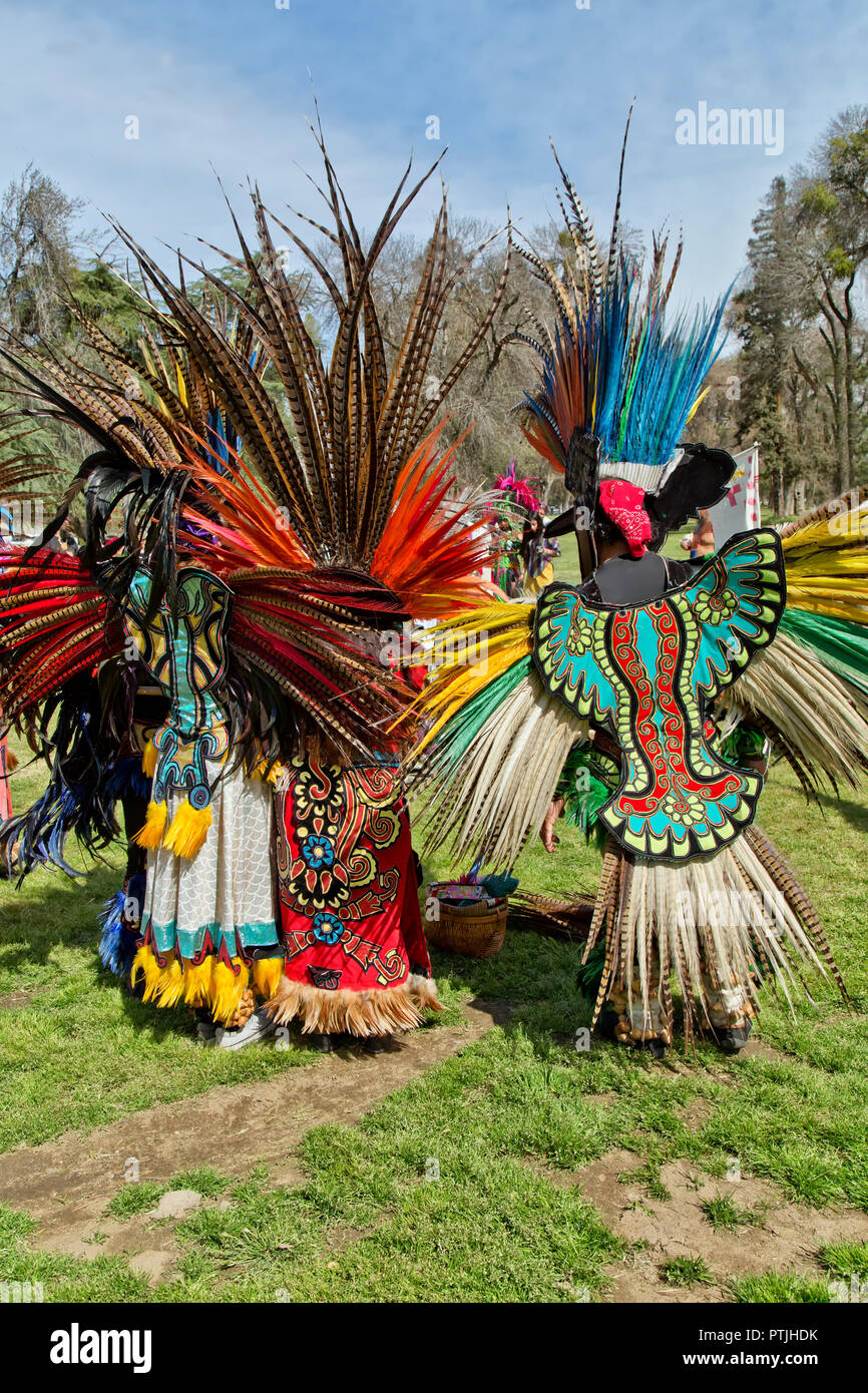 Azteken-Tänzer besuchen Powwow, Hart Memorial Park, Kern County, Kalifornien. Stockfoto