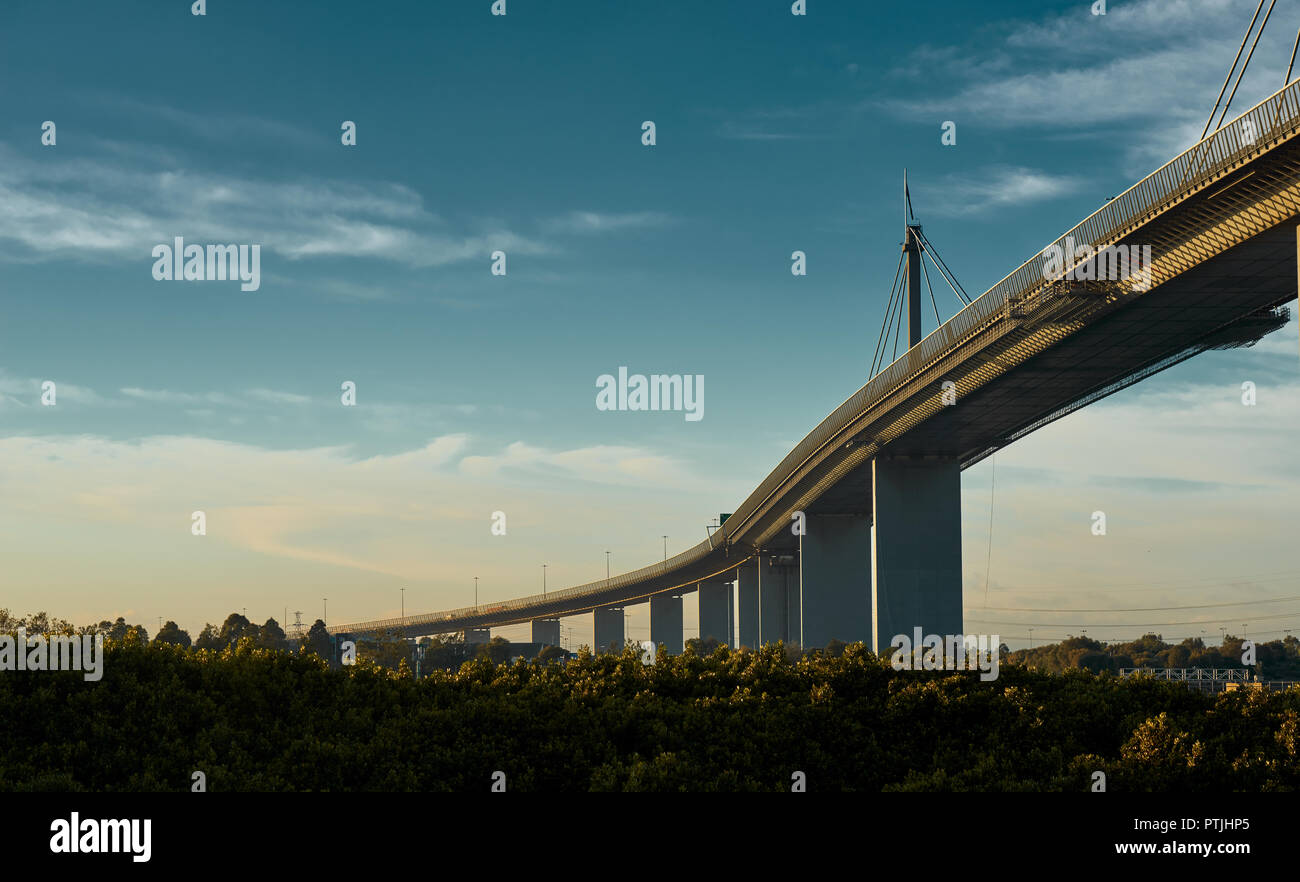 Westgate Bridge in Melbourne auf einem schönen, leicht bewölkten Morgen, beleuchtet von der goldenen Australische Sonne. Stockfoto