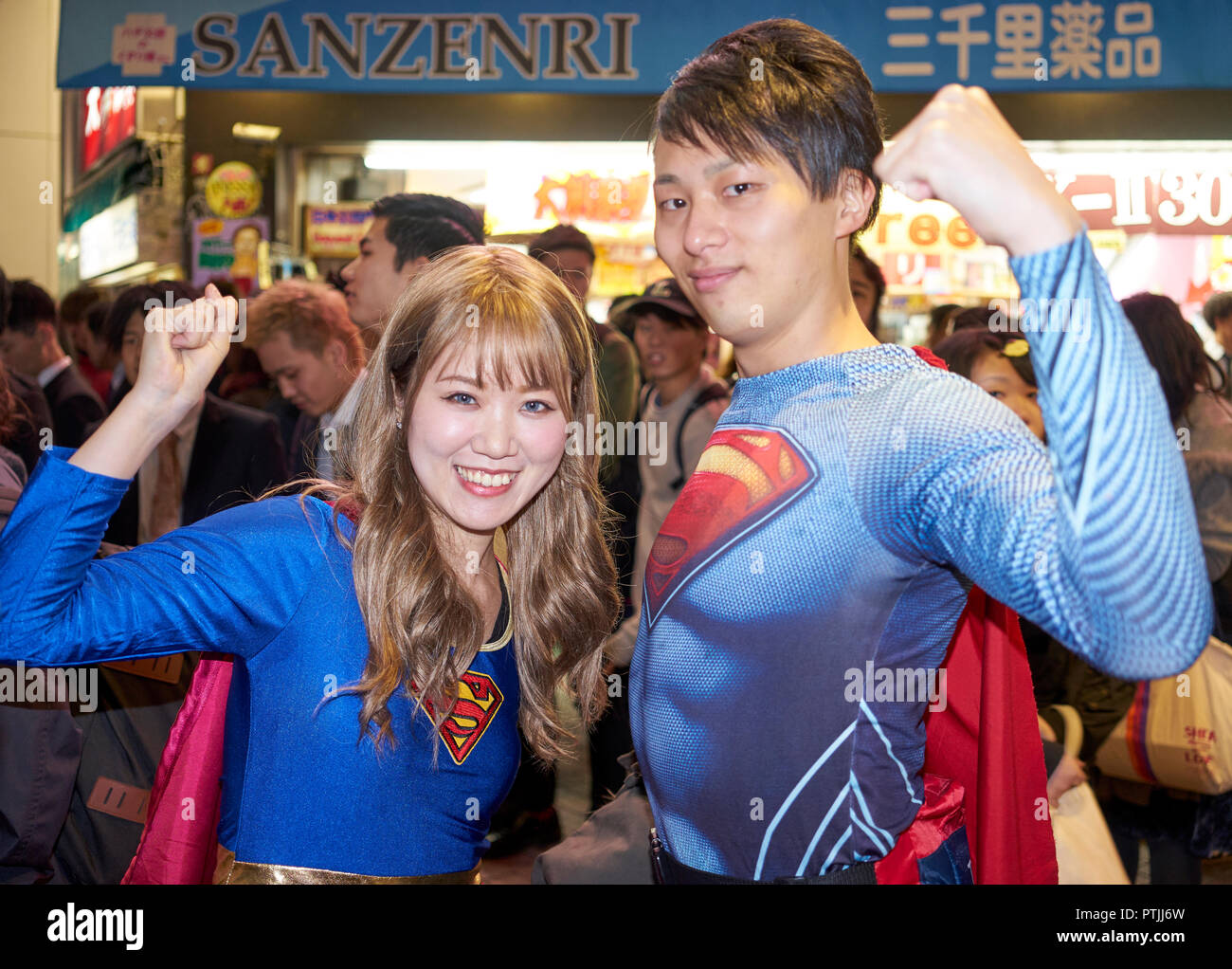Jungen japanischen Paar gekleidet, wie Superman und Superwoman auf dem Halloween Feiern in Shibuya. Stockfoto