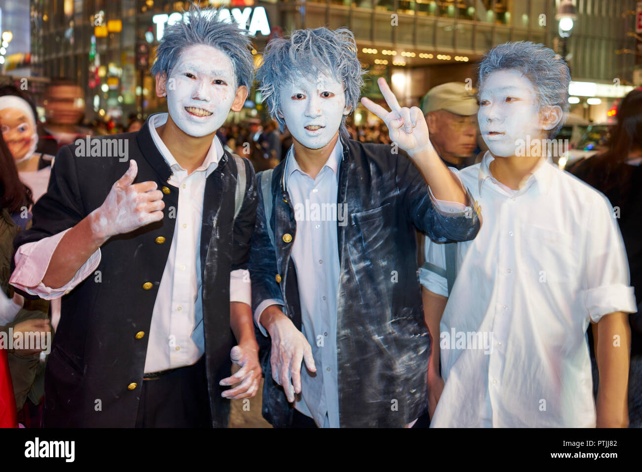 Junge Japaner, Männer auf dem Halloween Feiern in Shibuya. Stockfoto