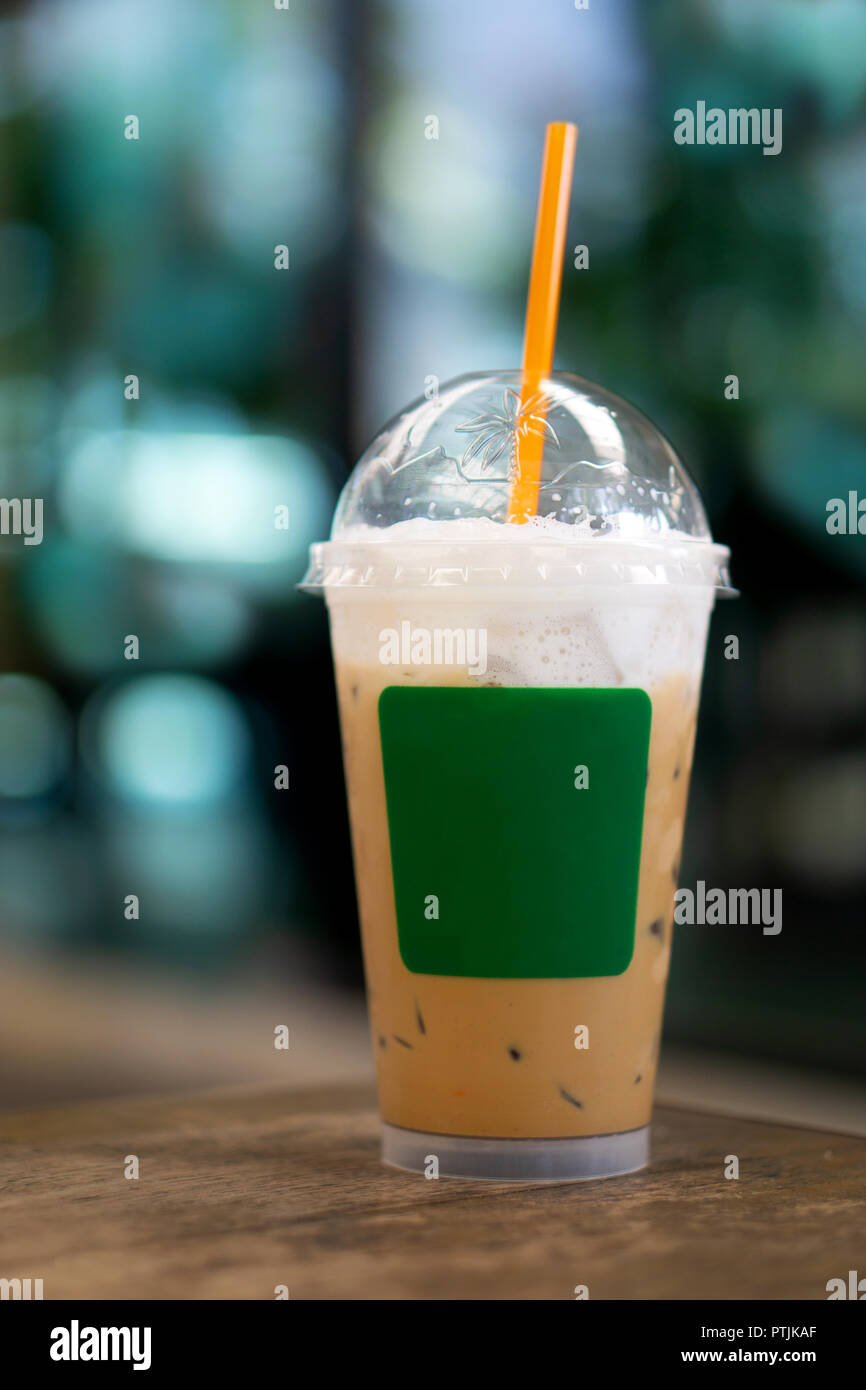 Cappuccino Eiskaffee in Plastik Becher zum Mitnehmen mockup Vorlage. Stockfoto