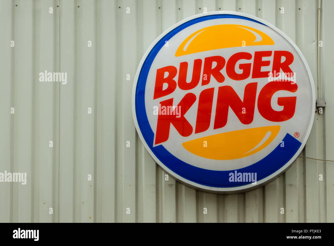 Böblingen, Deutschland - Januar 21,2018: Herrenberger Straße Das ist das Zeichen von Burger King, verfügt über ein Restaurant, das auf diesem Weg. Burger King ist ein Worldw Stockfoto