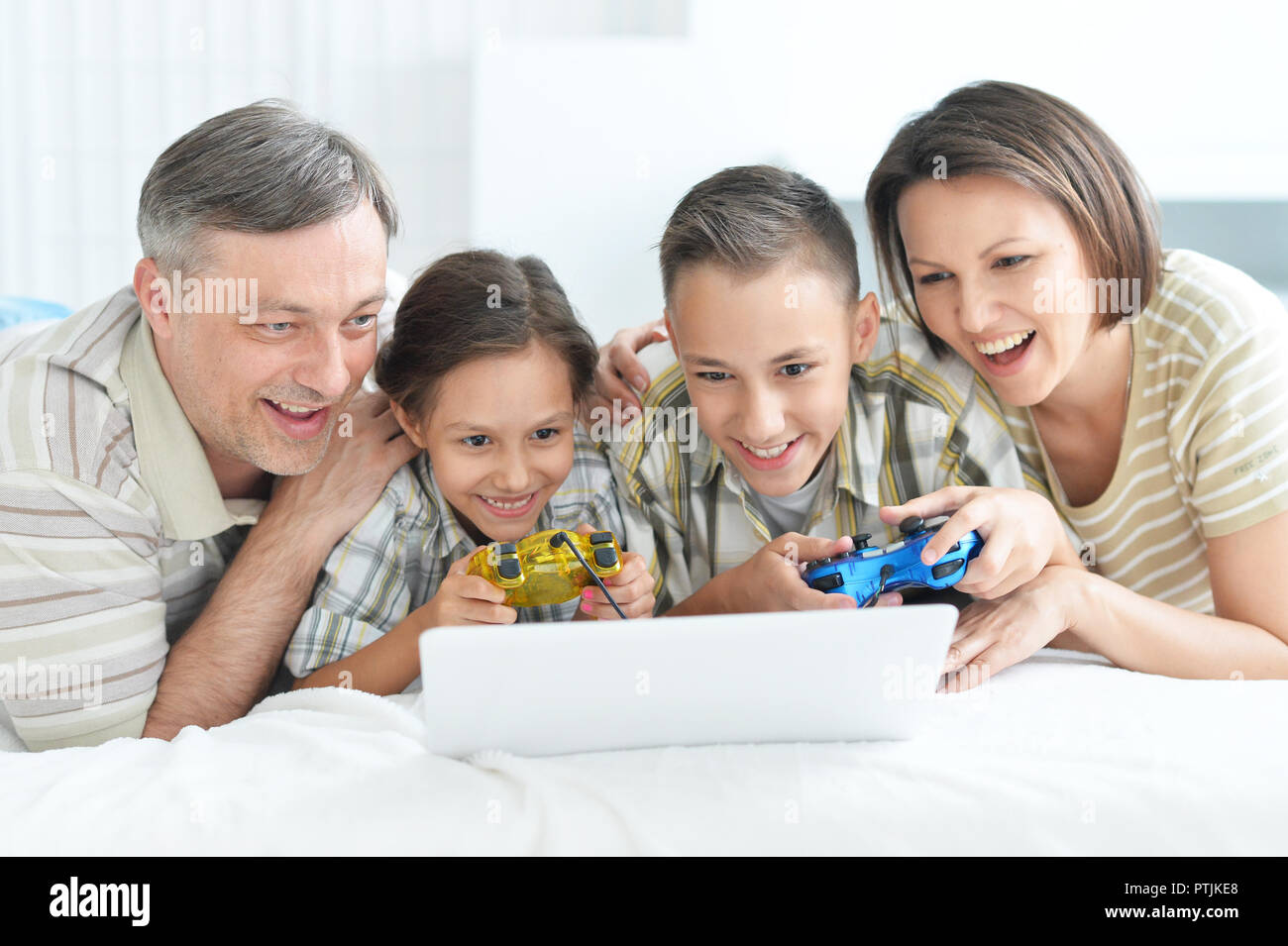Porträt der Familie Computerspiele, Eltern mit Kindern Stockfoto