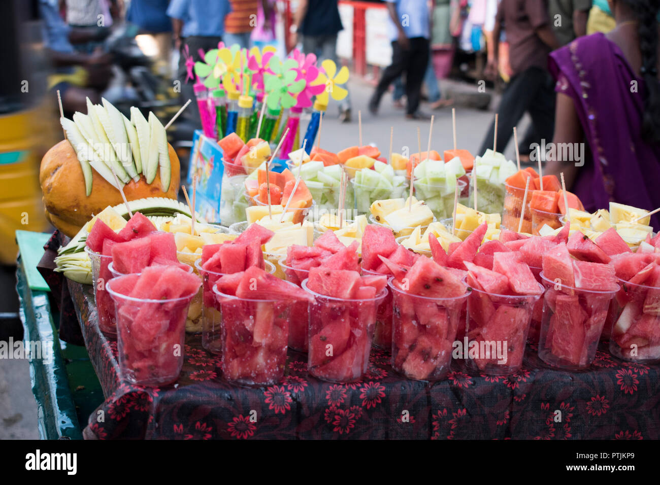 Frisch Obst Verkauf auf der Straße geschnitten Stockfoto
