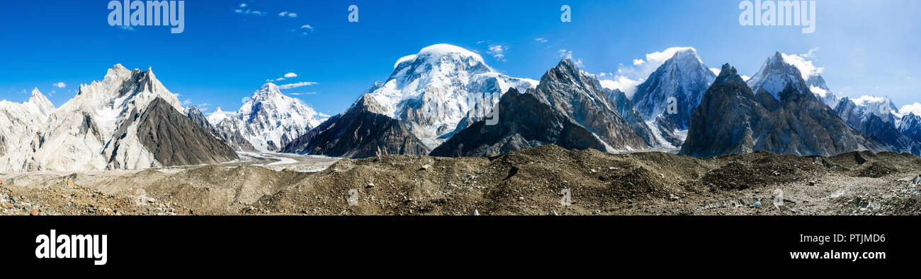 Panorama von Marmor Peak, K2, Broad Peak und Gasherbrum Gruppe, Karakorum, Pakistan Stockfoto