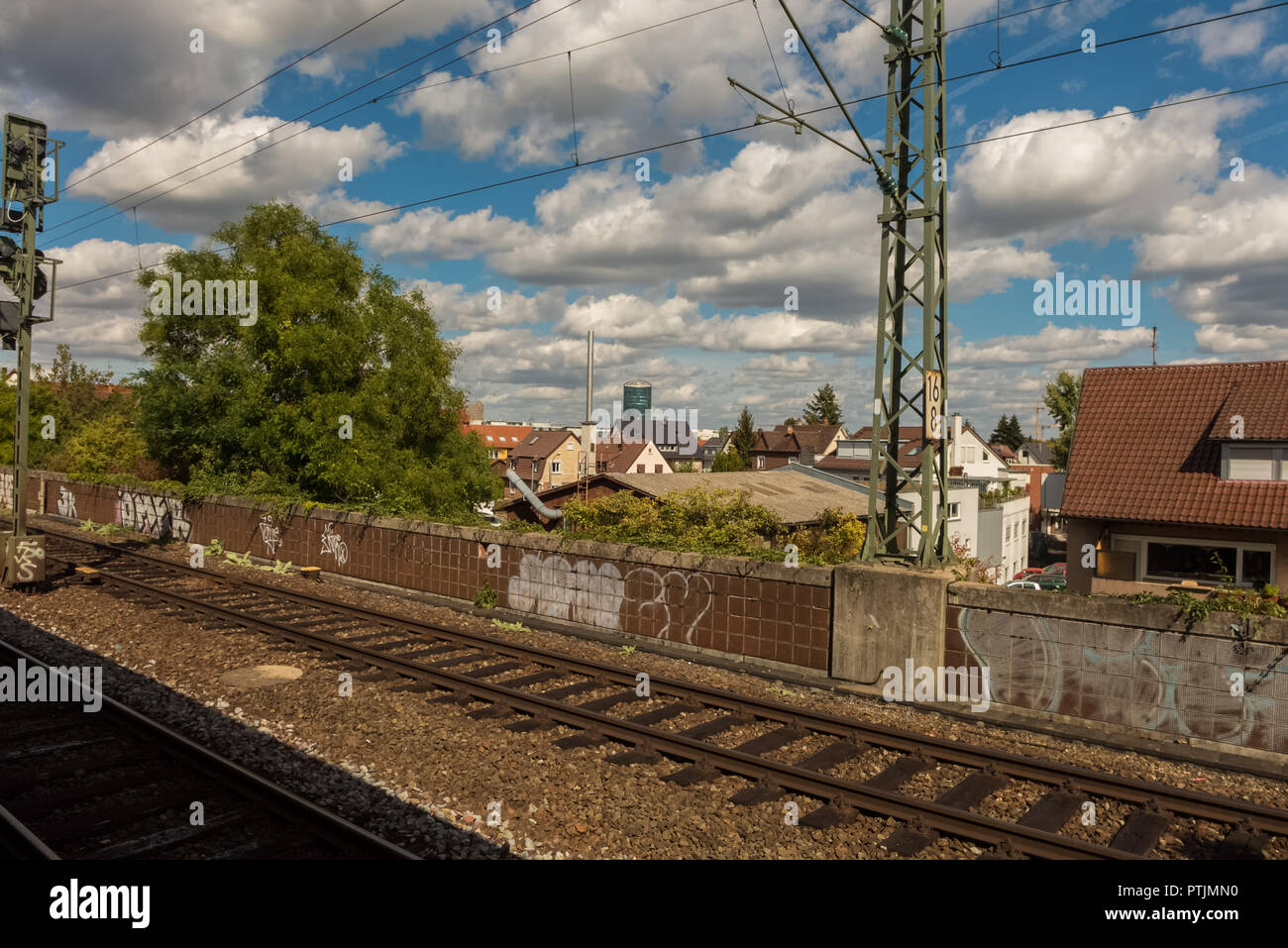 STUTTGART, DEUTSCHLAND - SEPTEMBER 22,2018: Rohr Dies ist der Blick vom Bahnhof auf Teile des Bezirks und zu den Colorado Turm in Vaihingen. Stockfoto