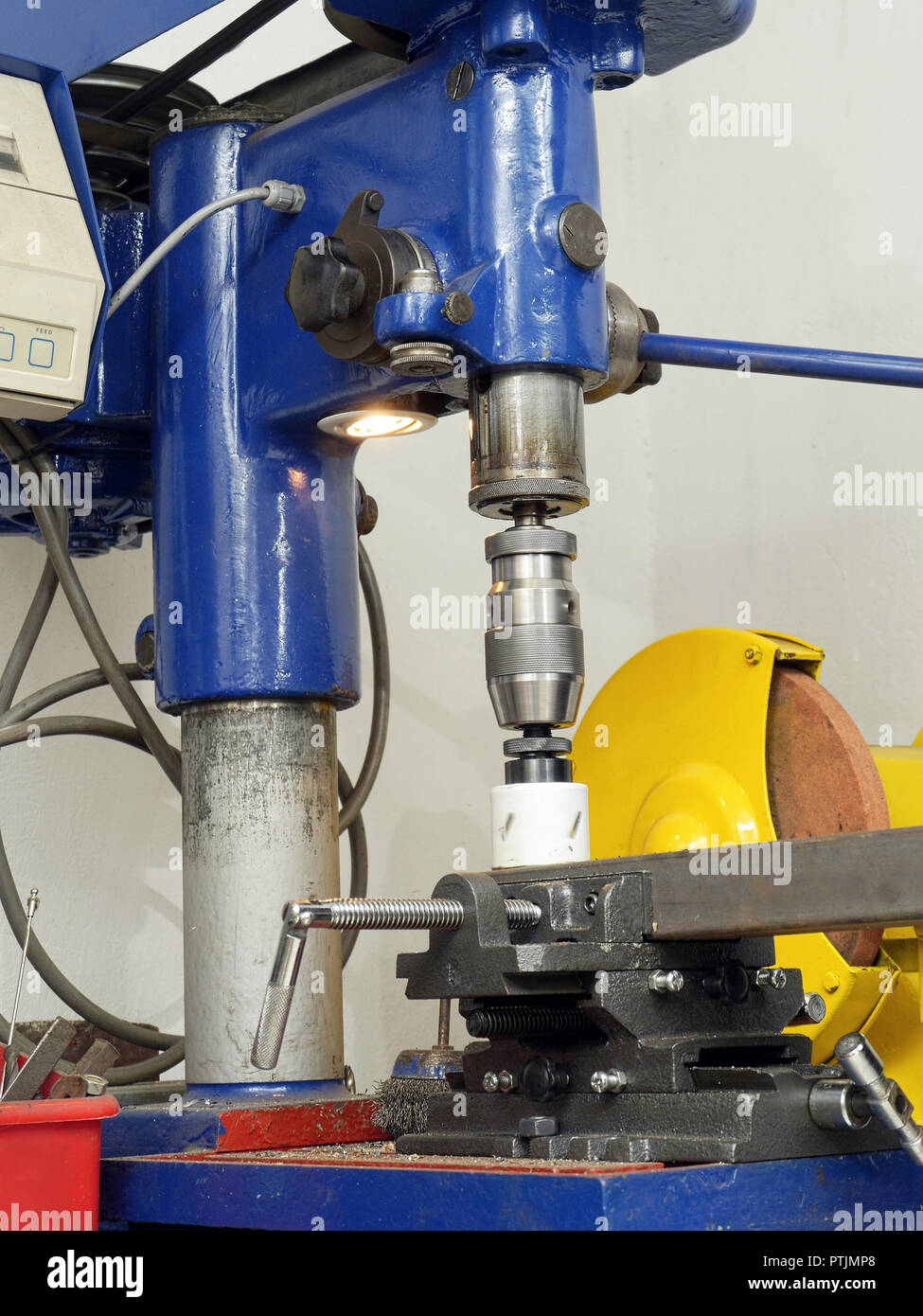 Stationäre Bohrmaschine mit angehängten Metall Loch schneiden Stück Stockfoto