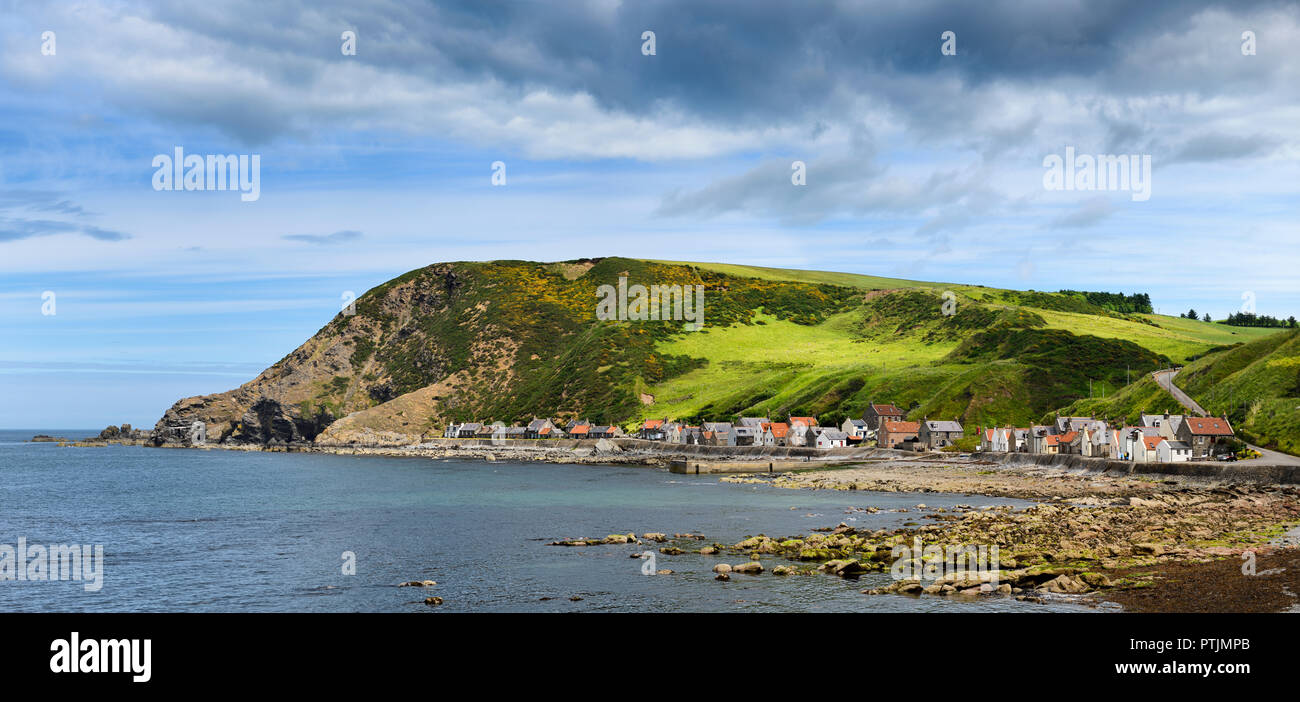 Panorama der einzige Reihe von Häusern von Crovie Dorf an der Küste auf Gamrie Bucht Nordsee Aberdeenshire Schottland Großbritannien Stockfoto