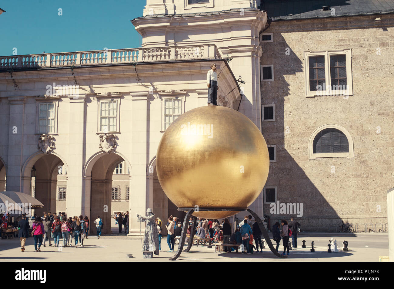 Salzburg, Österreich - April 2015: Kathedrale und Denkmal für die Konditorei Paul Fürst. Stockfoto