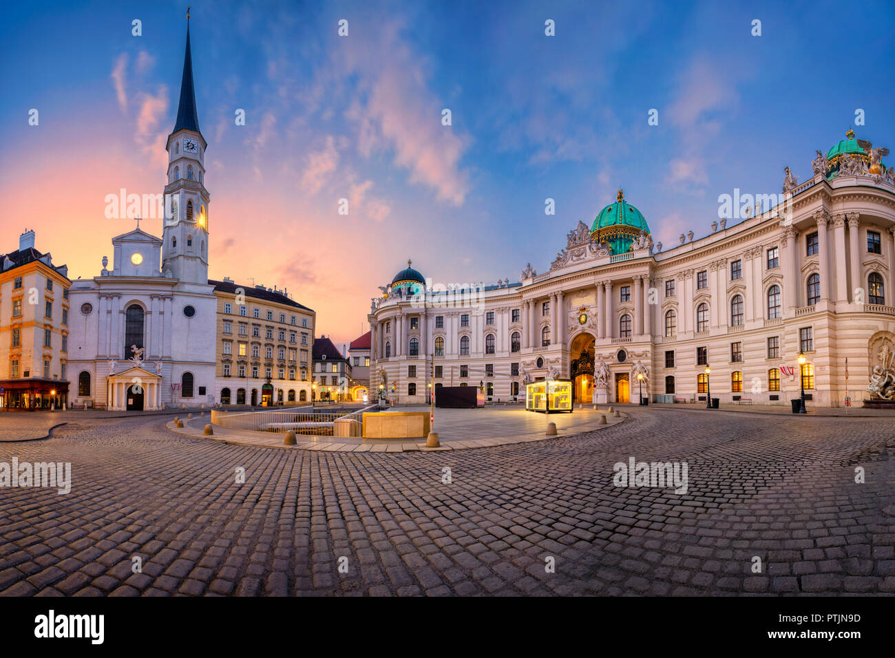 Wien, Österreich. Stadtbild Bild von Wien, Österreich, mit Kirche St. Michael und St. Michael Platz bei Sonnenaufgang entfernt. Stockfoto