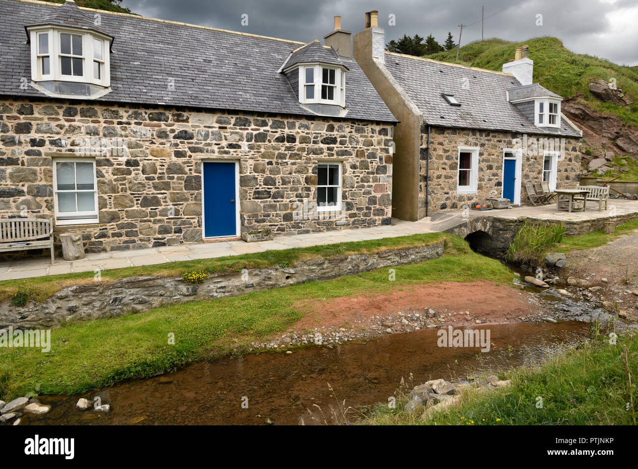 Stream läuft unter einem Stein Haus in Küsten Fischerdorf Crovie Banff Aberdeenshire Schottland Großbritannien Stockfoto