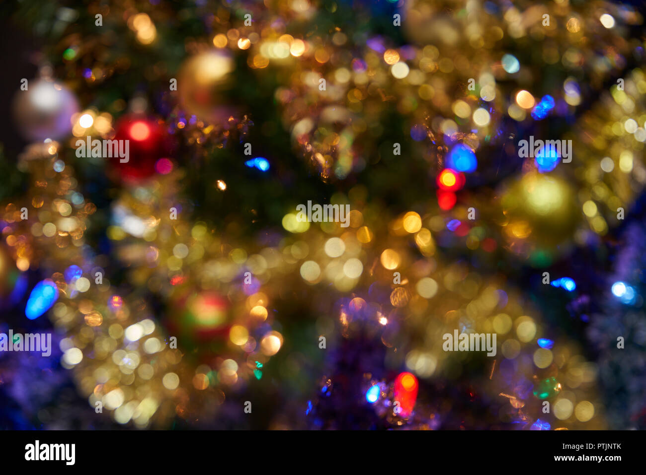 Christbaumschmuck Hintergrund. Medium Soft Focus Schuß von Verzierungen, die auf einen Weihnachtsbaum. Stockfoto