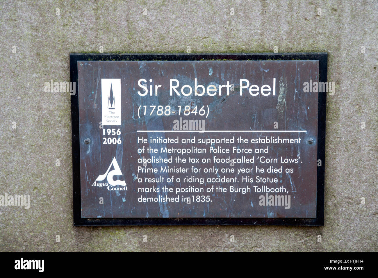 Plakette unter der Statue von Sir Robert Peel, Montrose, Angus, Schottland. Stockfoto