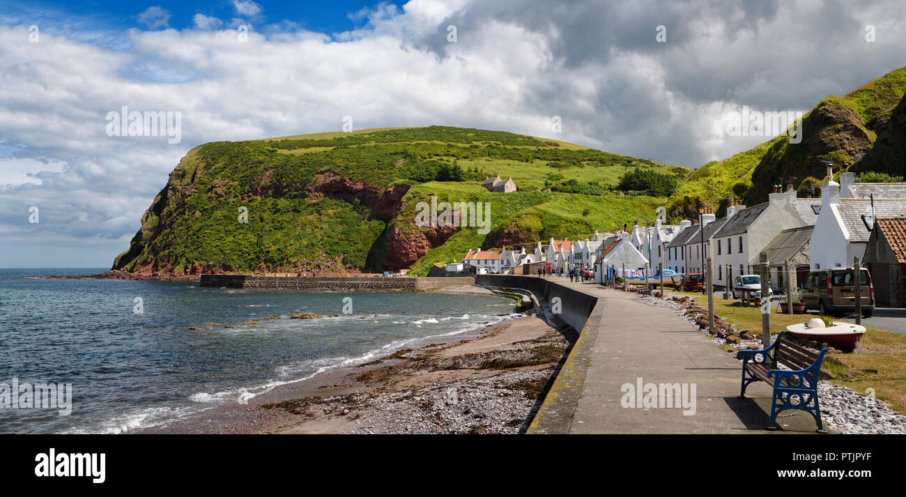 Reihe weißer Häuser von Pennan Küsten Fischerdorf auf der Nordsee in Aberdeenshire Schottland Großbritannien mit Black Hill Sea Cliff Stockfoto