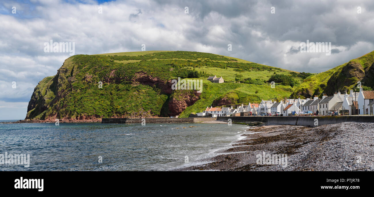 Stein Strand und Reihe weißer Häuser von Pennan Küsten Fischerdorf auf der Nordsee in Aberdeenshire Schottland Großbritannien mit Black Hill Sea Cliff Stockfoto