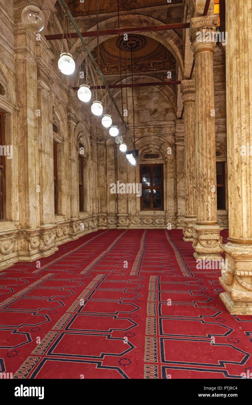 Marmorsäulen der Durchgänge an den Seiten des Heiligtums Halle des Muhammad Ali Moschee in der Zitadelle von Kairo Stockfoto
