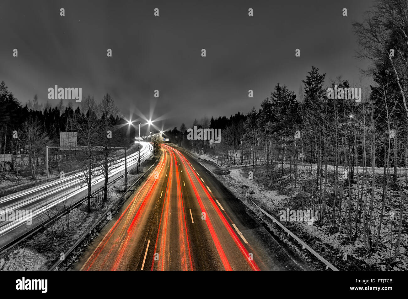 Bis spät in die Nacht rush hour. Die Leute, die nach Hause von der Arbeit in der Stadt. Leichte Wanderwege, langen Belichtungszeit. Stockfoto