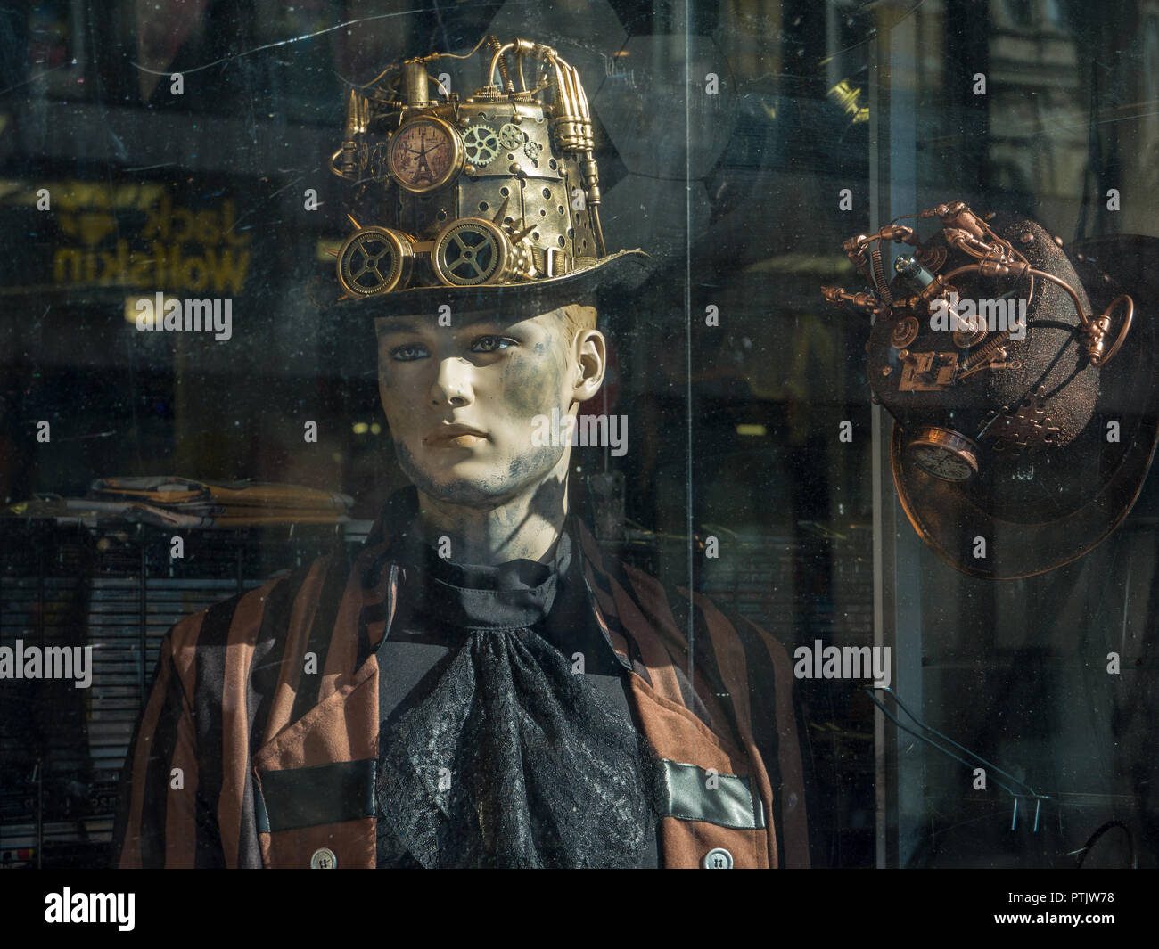 Attrappen maskiert für Halloween in einem Schaufenster, Aachen, Deutschland. Stockfoto