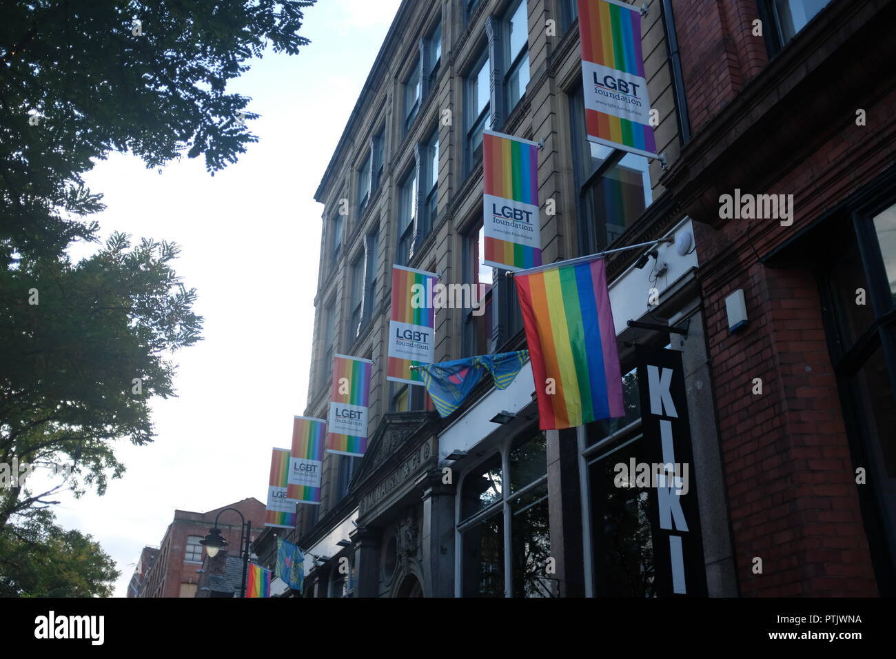 Die LGBT-Flagge außerhalb einer Kneipe in Gay Village. Stockfoto
