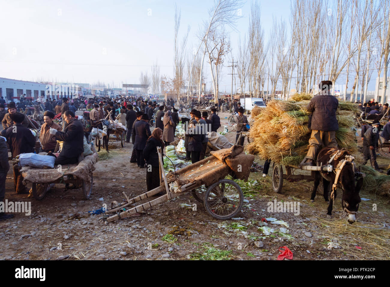 Kashgar, Xinjiang, China: Uiguren treffen sich Leute in Mals Basar, der grand Sonntag Viehmarkt von Kashgar. Stockfoto