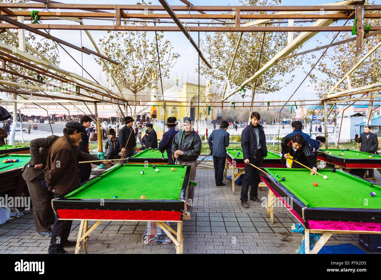 Kashgar, Xinjiang, China: Uiguren Männer Pool spielen gegenüber der gelben Fliesen- Id kah-Moschee (1442) die geistigen und physischen Herzen der Stadt und das La Stockfoto