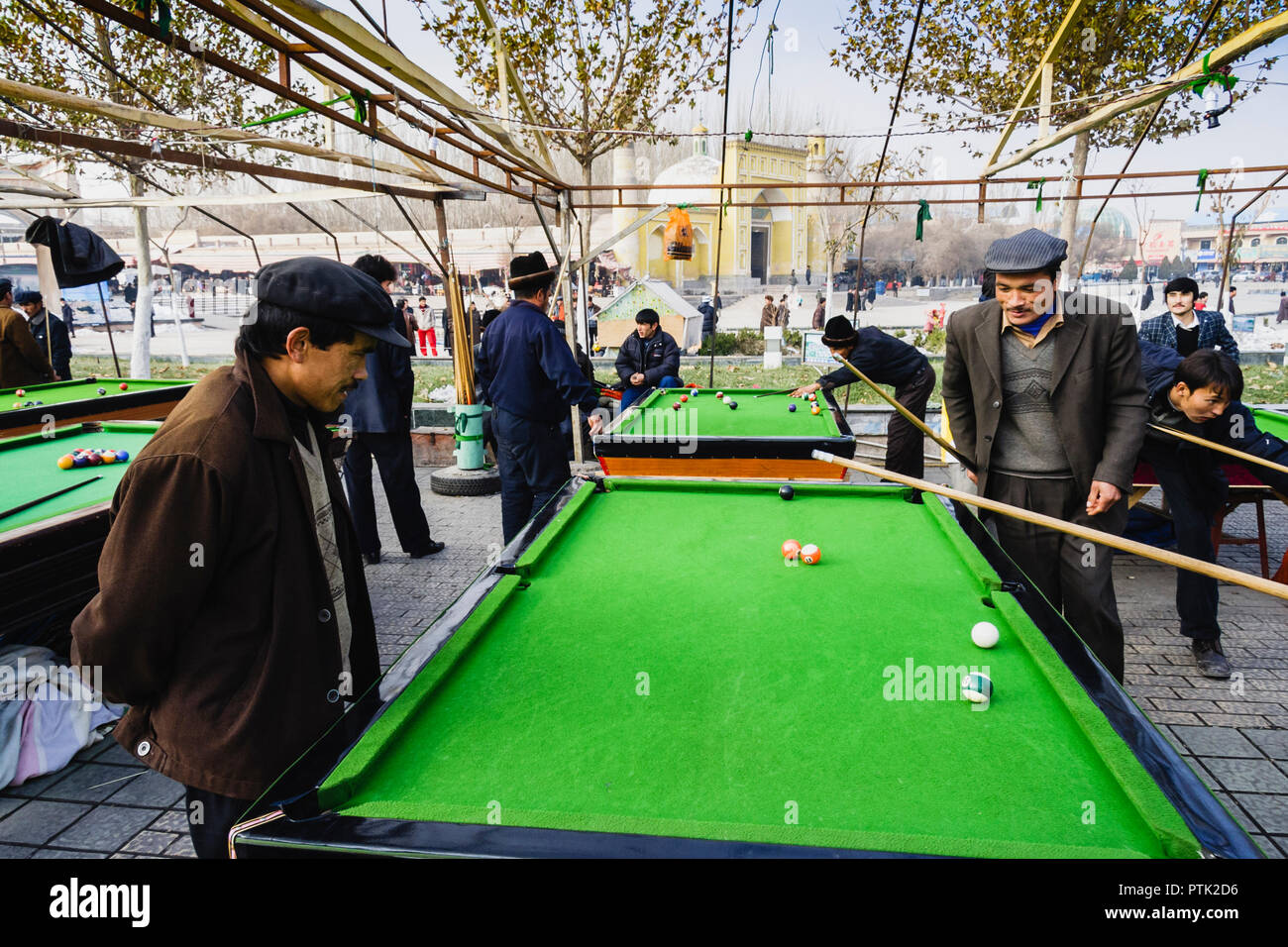 Uyghur Männer spielen Pool draußen durch die ID-Kah Moschee. Kashgar, Xinjiang, China Stockfoto