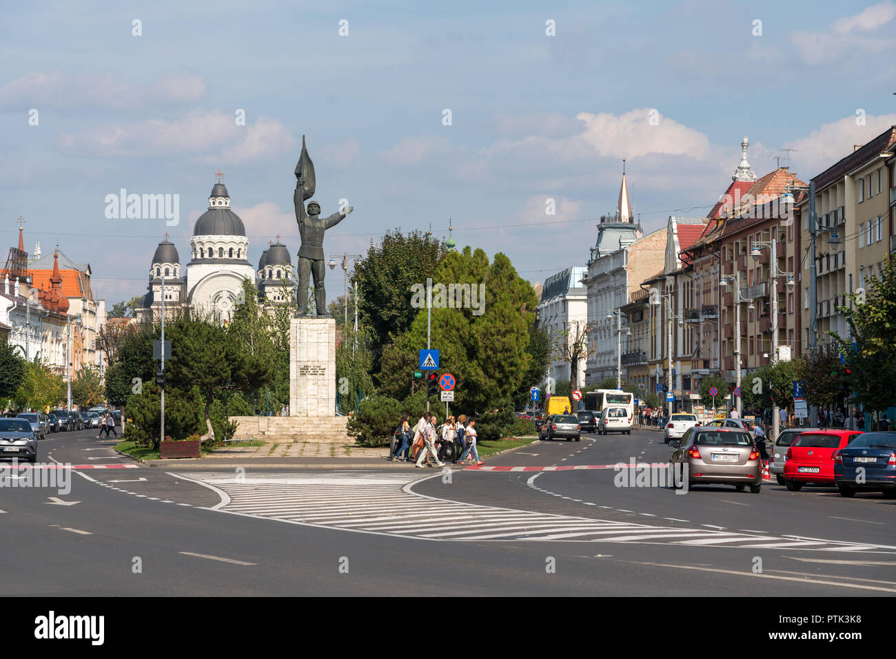 TARGU MURES, Siebenbürgen/Rumänien - 17. SEPTEMBER: Statue des Unbekannten rumänischer Soldat in Targu Mures Siebenbürgen Rumänien am 17. September 2018. Nicht identifizierte Personen Stockfoto