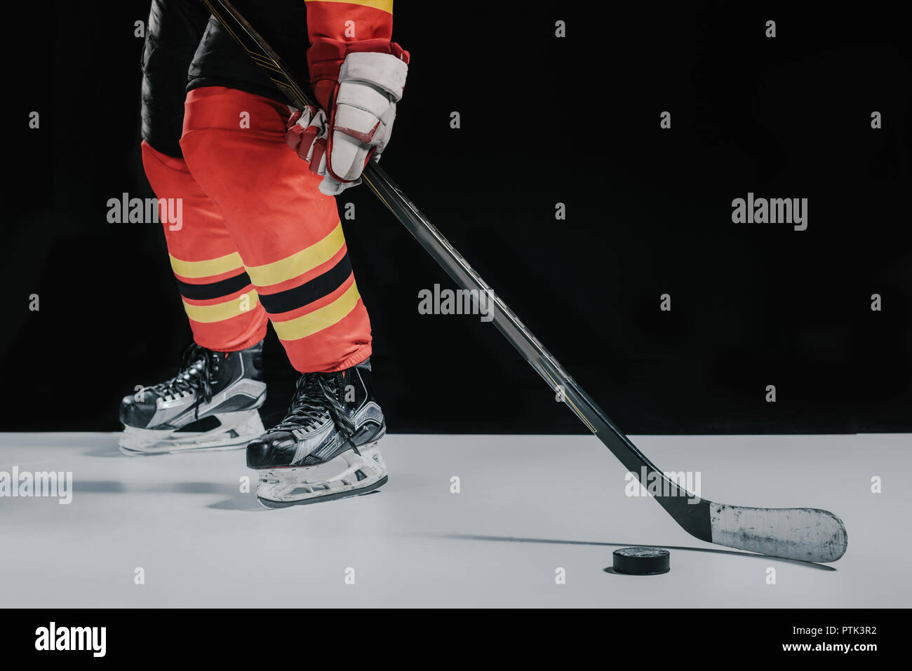 Untere Partie der Profisportler, Hockey auf Schwarz Stockfoto