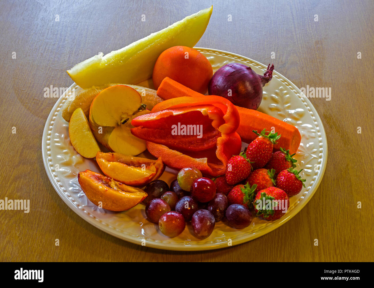 Eine Mischung aus Obst und Gemüse, die jeweils ca. 80 Gramm Stockfoto
