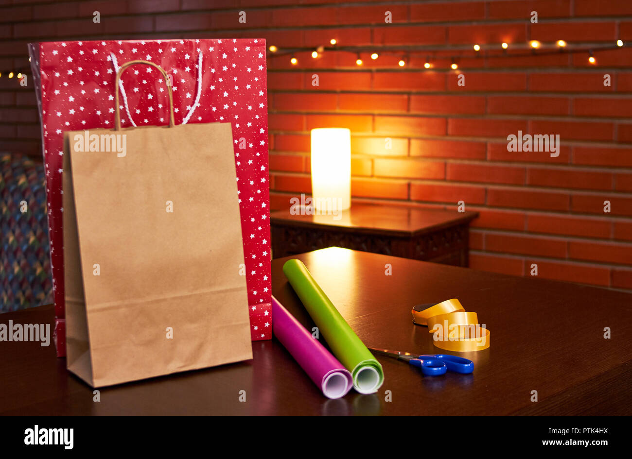 Einkaufen Säcke aus Papier auf eine Tabelle mit einigen Geschenkpapier wickeln Stockfoto