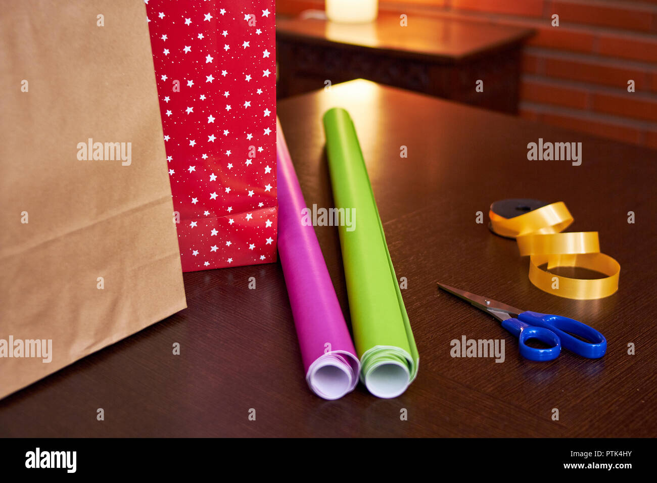 Einkaufen Säcke aus Papier auf eine Tabelle mit einigen Geschenkpapier wickeln Stockfoto