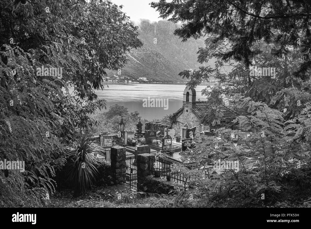 Friedhof im Dorf Donji Stoliv am Ufer der Bucht von Kotor, Montenegro. Schwarz und Weiss Stockfoto