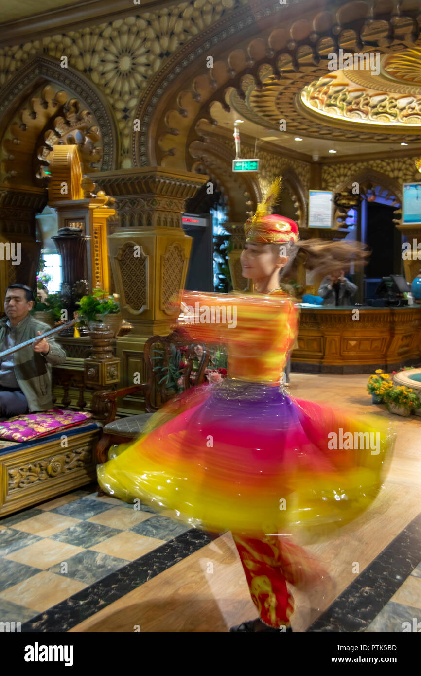 Kashgar, Xinjiang, China - 15. September 2018: Frau Tänzer in traditionellen Uigher cosutme in Kashgar, oder Kashi, Xinjiang, China. Stockfoto