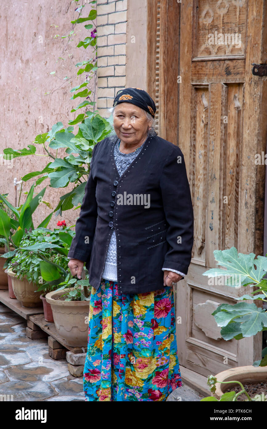 Kashgar, Xinjiang, China - September 15, 2018: Senior Uigher Frau in traditioneller Kleidung in den Straßen der alten Stadt in Kashgar, oder Kashi, Xinjiang, Kinn Stockfoto