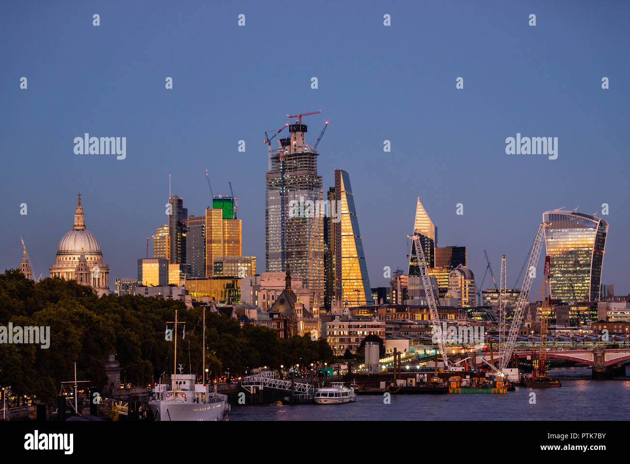 Skyline von London in der blauen Stunde Stockfoto