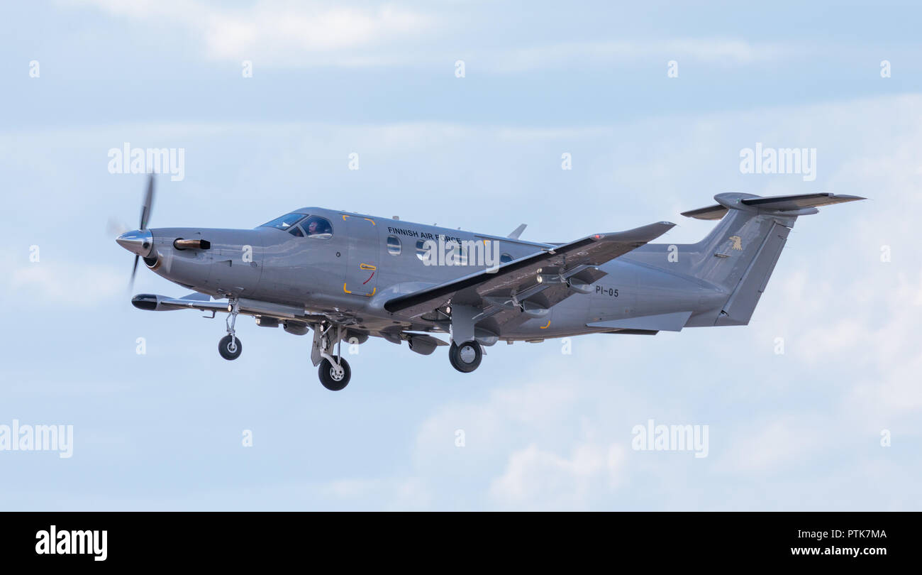 Finnische Luftwaffe Pilatus PC-12 NG Verbindungsflugzeug Fliegen an der 100 Jahr Jubiläum air show der FAF in Tikkakoski im Jahr 2018. Stockfoto