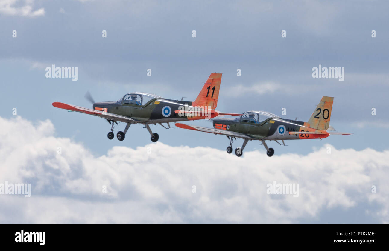 Zwei finnische Luftwaffe Valmet L-70 Vinka basic Trainer Flugzeuge im 100 Jahre Jubiläum Air Show der FAF in Tikkakoski, Finnland fliegen. Stockfoto
