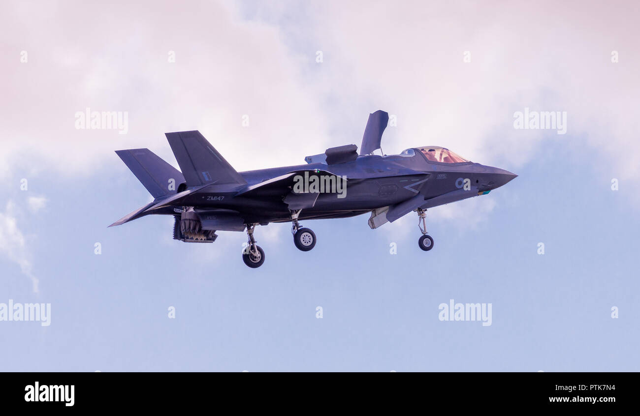 Eine britische Lockheed Martin F-35 Lightning II B 5. Generation multirole Stealth Fighter schweben auf Anzeige Flug in Duxford Air Show. Stockfoto
