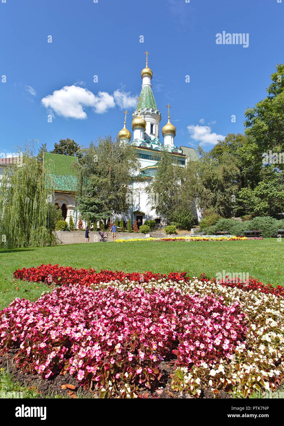 Ansicht der Russischen Kirche mit rosa Blume Garten im Vordergrund. Stockfoto