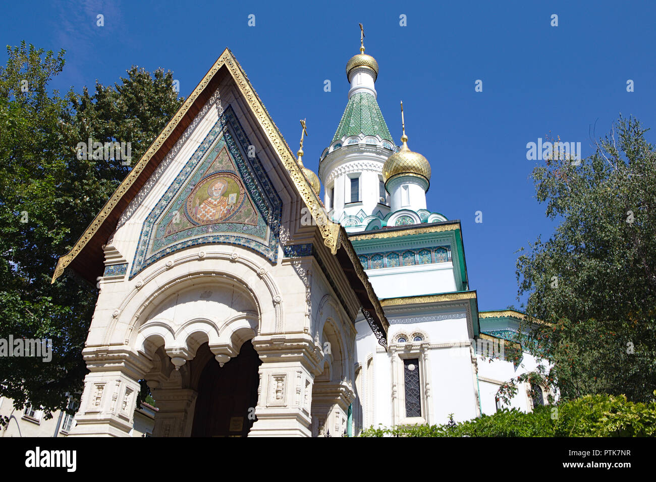 Anzeigen, die auf russische Kirche in Sofia Stockfoto