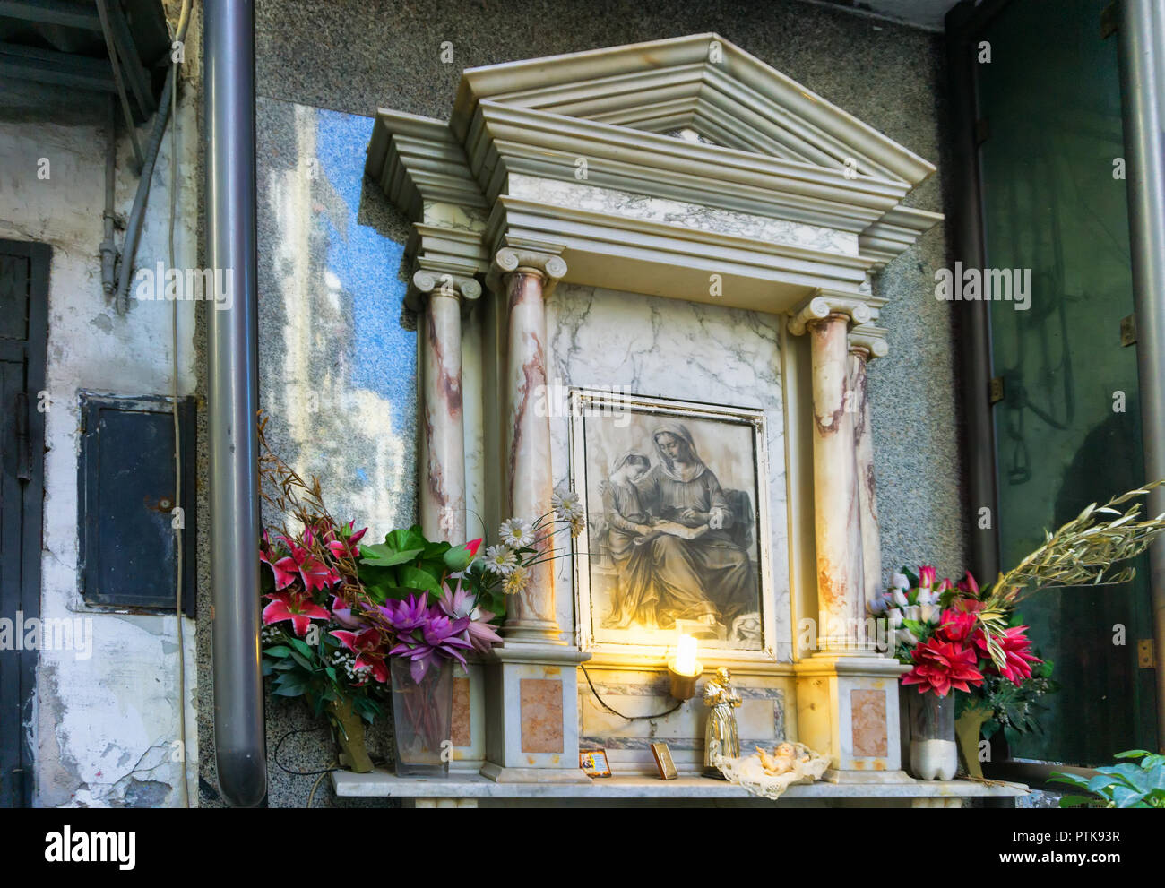 Traditionelle Altar mit der Jungfrau Maria in der Nähe von Spanish Quarter in Neapel, Italien Stockfoto