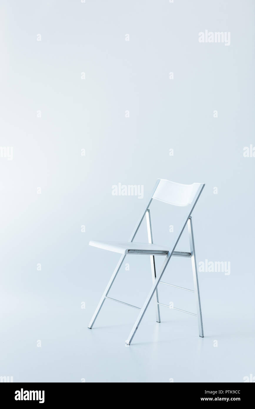 Ein weißer Stuhl, auf Weiß mit Kopie Raum isoliert Stockfoto