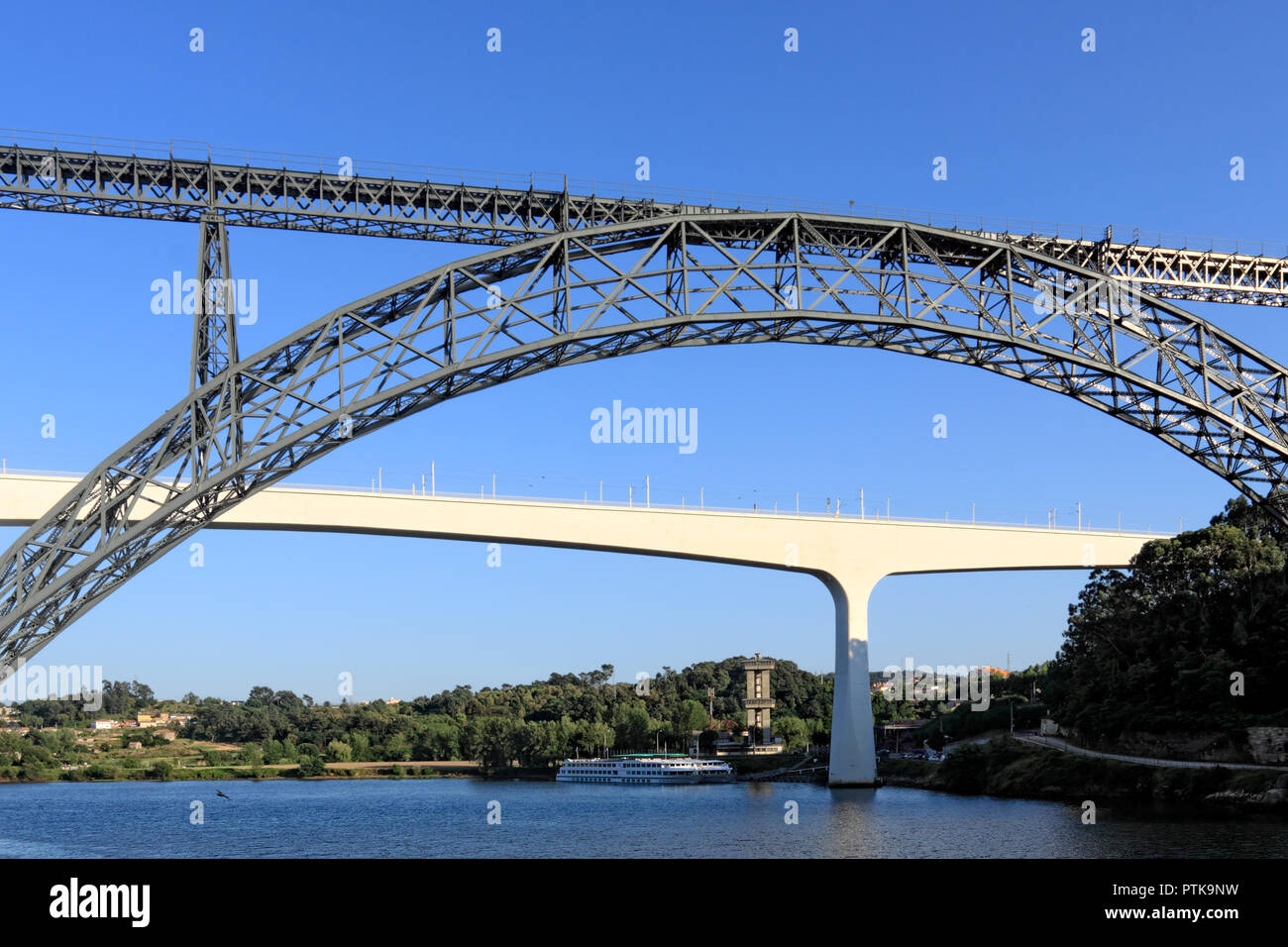 Altes Eisen Maria Pia und neue konkrete Sao Joao Brücken über den Fluss Douro, Porto, Portugal Stockfoto