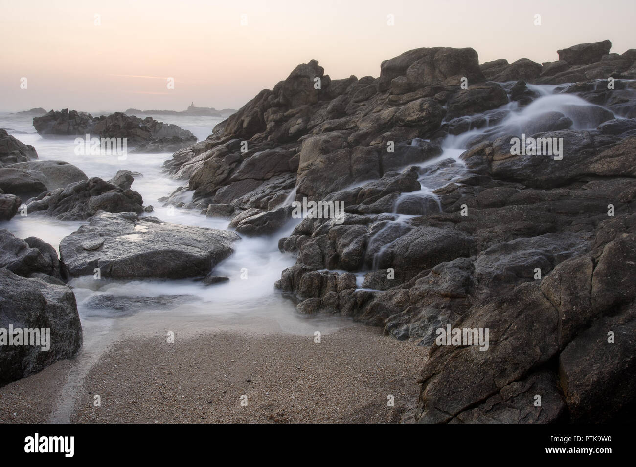 Felsigen Strand in der Dämmerung, im Norden von Portugal. Lange Belichtung. Stockfoto