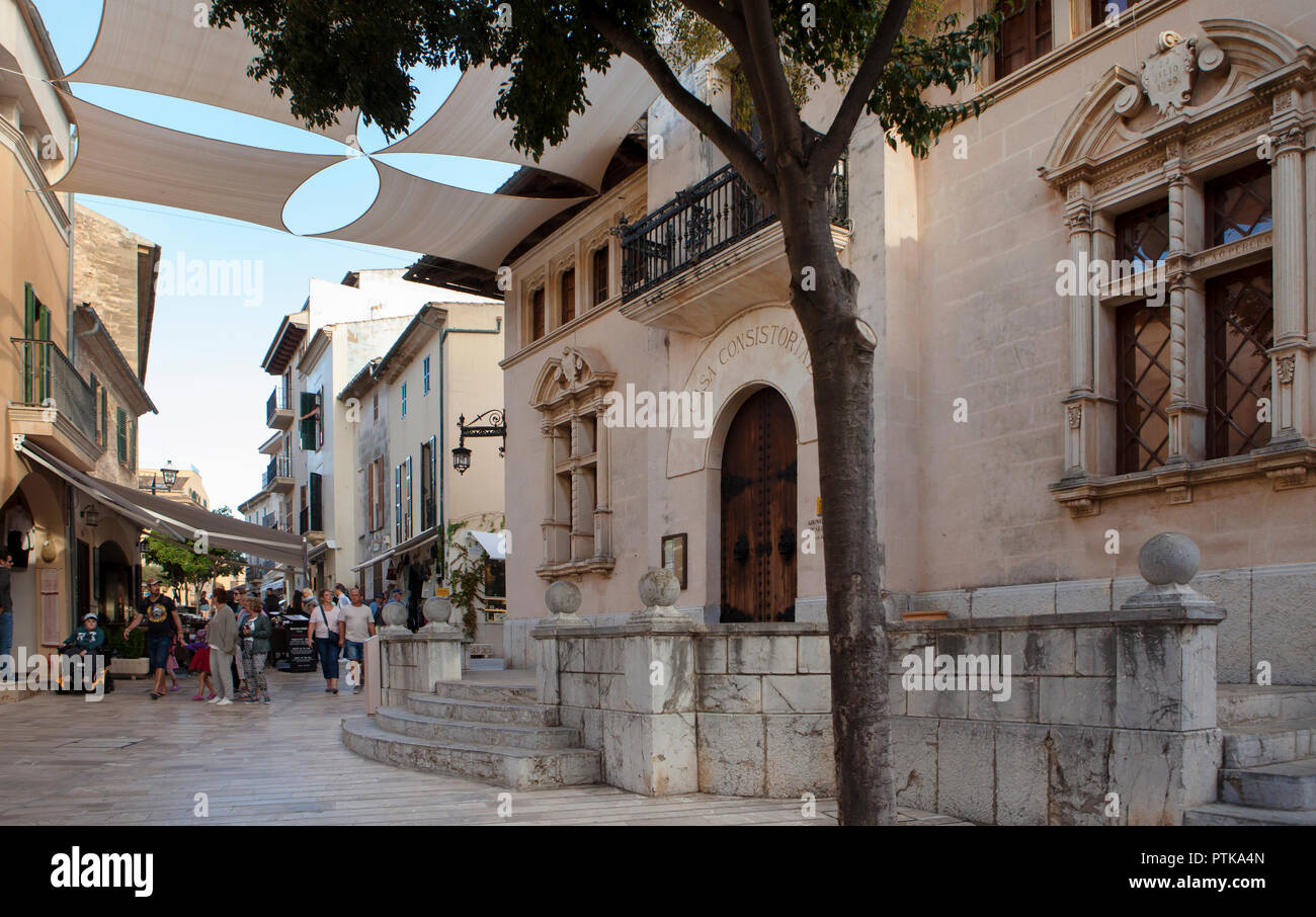 ALCUDIA, MALLORCA, SPANIEN - Oktober 2., 2018: die Menschen genießen Sie Shopping und shightseeing in der Altstadt von Alcudia Stockfoto