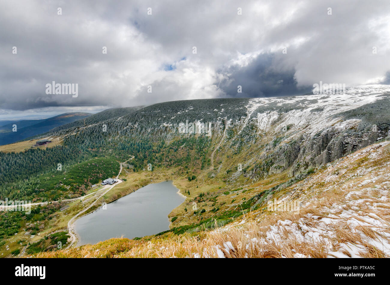 Der kleine Teich Cirque im Riesengebirge (Riesen Berge). Polen, Niederschlesien Provinz. Stockfoto