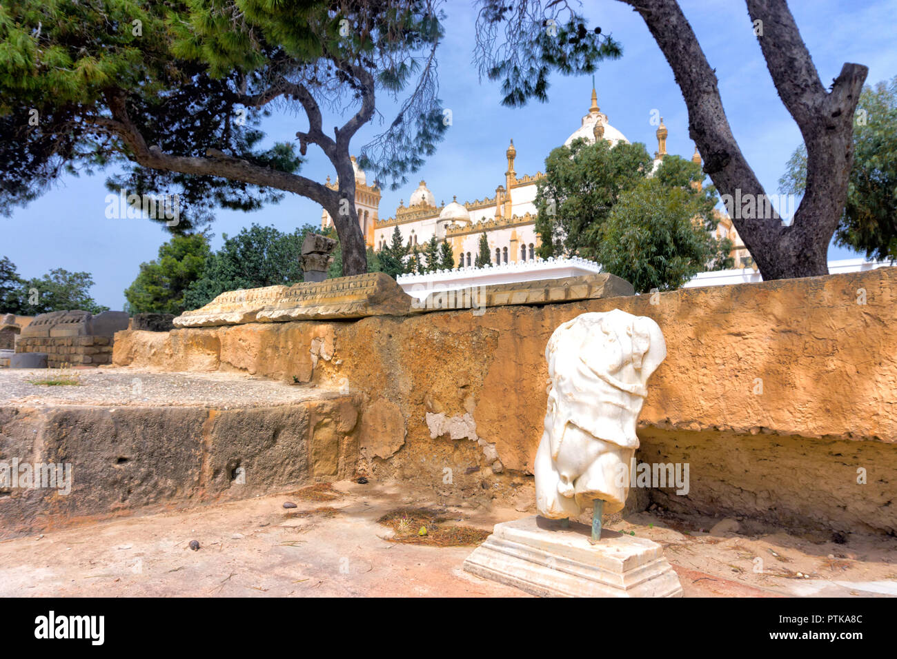 Ansicht der Skulptur und der Kirche in der Altstadt von Karthago in Tunesien Stockfoto