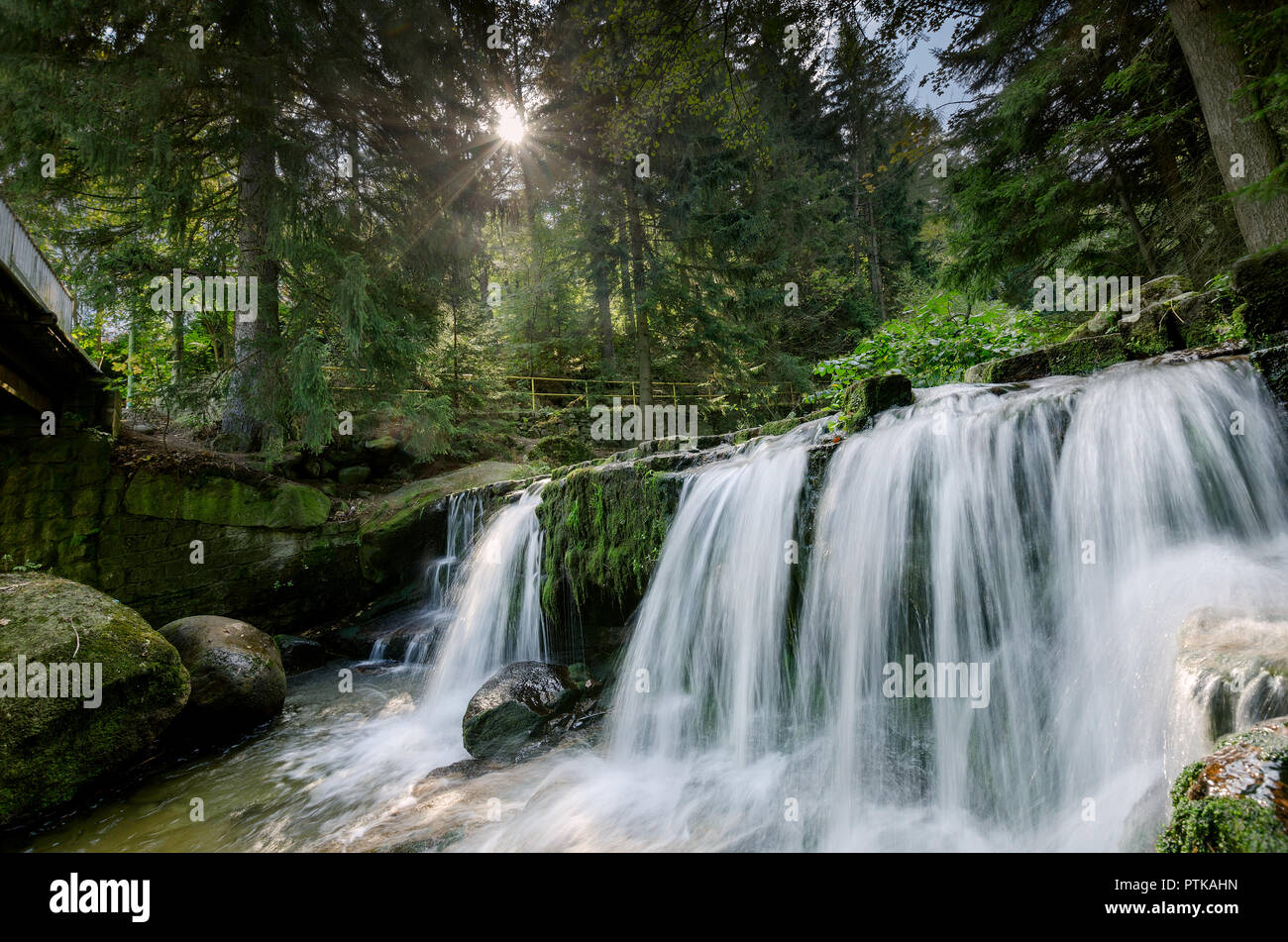 Karpacz, Niederschlesien, Polen. Threshold auf Lomnica Fluss in Karpacz, Niederschlesien, Polen. Stockfoto
