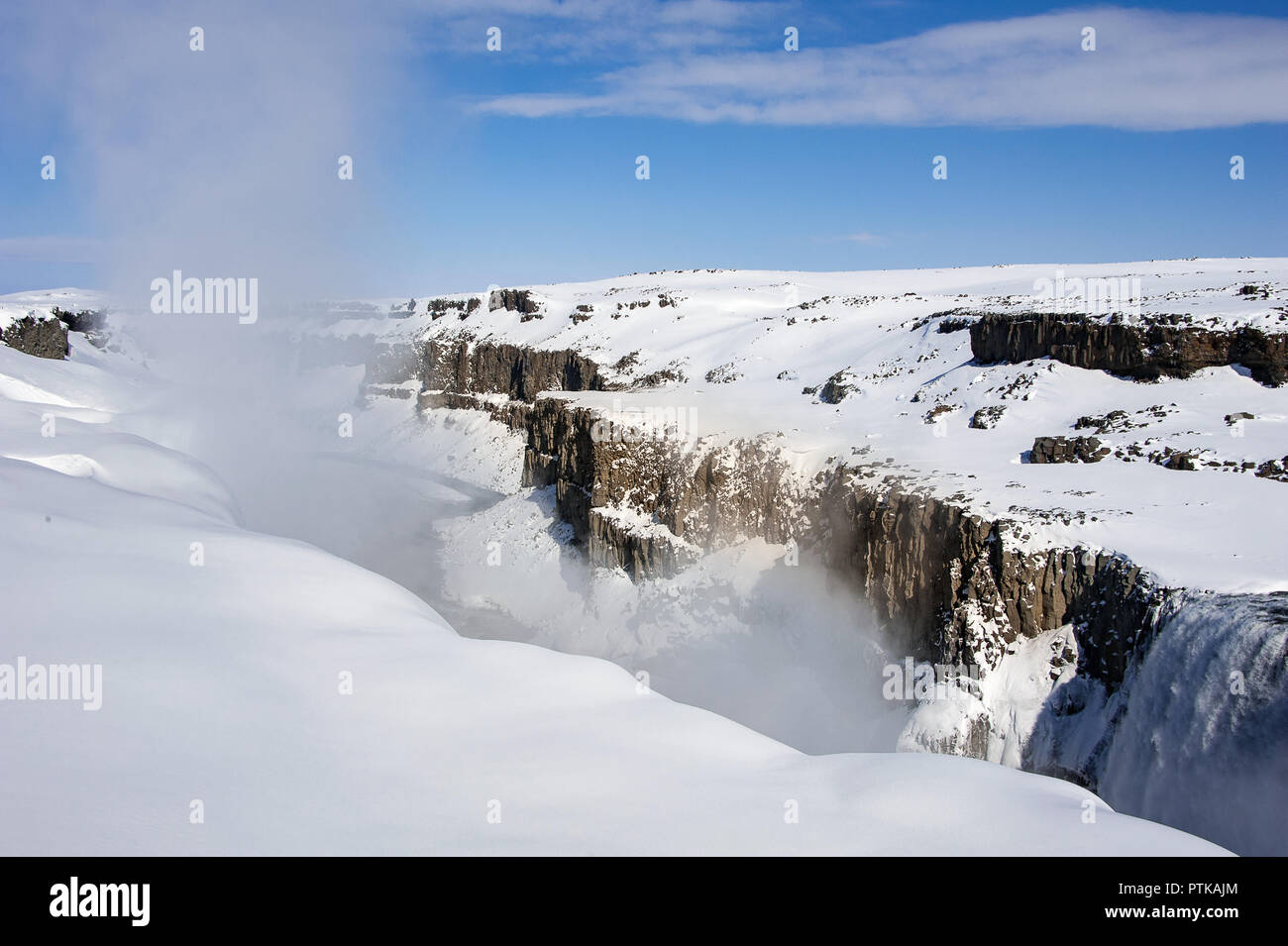 Winter, verschneite Landschaft, Wasserfall Dettifoss, Island. Spray füllt die Luft über dem Wasserfall und Sonnenlicht reflektiert über die Seiten der Schlucht Stockfoto